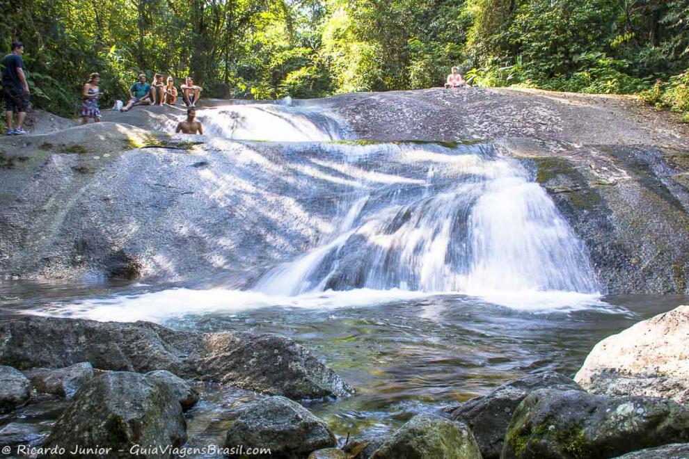 Imagem de turistas no alto da Cachoeira Três Bacias em Penedo.